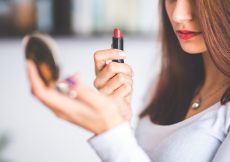 cara memilih lipstik untuk bibir hitam dan kering