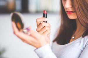 cara memilih lipstik untuk bibir hitam dan kering